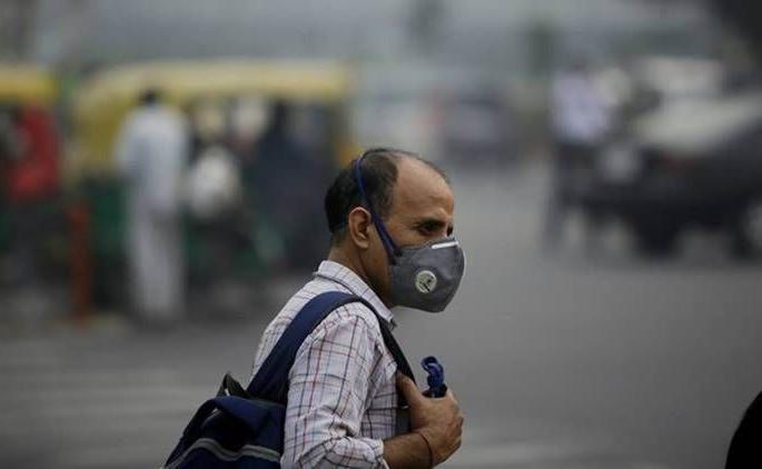 The mask of Mumbaikars is slowly coming on the chin, violating the rules | मुंबईकरांचा मास्क हळूहळू येतोय हनुवटीवर, नियमांचे उल्लंघन The mask of Mumbaikars is slowly coming on the chin, violating the rules | मुंबईकरांचा मास्क हळूहळू येतोय हनुवटीवर, नियमांचे उल्लंघन