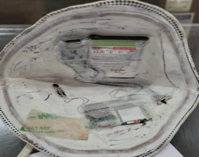 Electronic devices fitted in masks for written exams of police recruitment Incident in Pimpri | पोलीस भरतीच्या लेखी परीक्षेत मास्कमध्ये बसवले इलेक्ट्रॉनिक डिव्हाईस; पिंपरीतील धक्कादायक प्रकार Electronic devices fitted in masks for written exams of police recruitment Incident in Pimpri | पोलीस भरतीच्या लेखी परीक्षेत मास्कमध्ये बसवले इलेक्ट्रॉनिक डिव्हाईस; पिंपरीतील धक्कादायक प्रकार