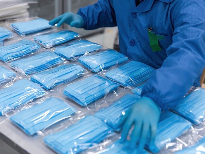 CoronaVirus Mask companies robbed government and people | CoronaVirus News: सरकार आणि जनतेला मास्क कंपन्यांनी लुटले; २ महिन्यांत २०० कोटींचा निव्वळ नफा CoronaVirus Mask companies robbed government and people | CoronaVirus News: सरकार आणि जनतेला मास्क कंपन्यांनी लुटले; २ महिन्यांत २०० कोटींचा निव्वळ नफा