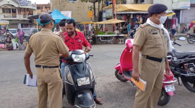 15.80 lakh fine for non-wearing of mask in Nagpur | नागपुरात मास्क न लावणाऱ्यांकडून १५.८० लाखाचा दंड वसूल