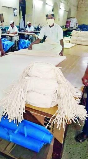 Corona: The creation of masks by prison inmates | कोरोना : तुरुंगातील कैद्यांद्वारे मास्कची निर्मिती Corona: The creation of masks by prison inmates | कोरोना : तुरुंगातील कैद्यांद्वारे मास्कची निर्मिती