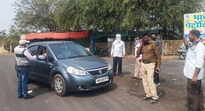 Punitive action against 251 citizens who did not wear masks in Murtijapur | मूर्तिजापुरात मास्क न घालणाऱ्या २५१ नागरिकांवर दंडात्मक कारवाई Punitive action against 251 citizens who did not wear masks in Murtijapur | मूर्तिजापुरात मास्क न घालणाऱ्या २५१ नागरिकांवर दंडात्मक कारवाई