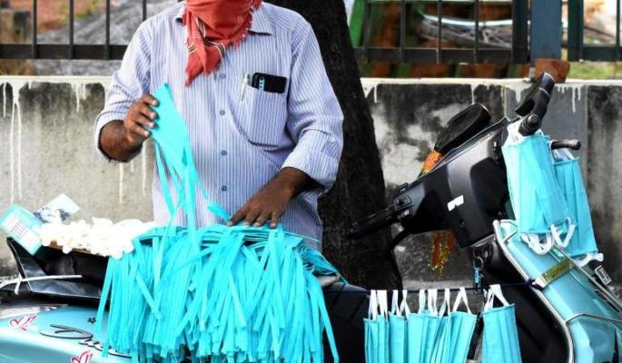Road masks, sanitizers dangerous | रस्त्यावरील मास्क, सॅनिटायझर धोकादायक