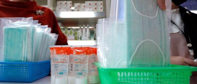 CoronaVirus: Mask, hand sanitizer crumble | CoronaVirus : मास्क, हॅन्ड सॅनिटायजरचा तुटवडा CoronaVirus: Mask, hand sanitizer crumble | CoronaVirus : मास्क, हॅन्ड सॅनिटायजरचा तुटवडा