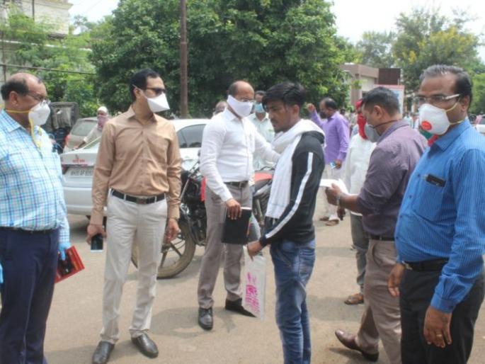 District Collector takes action against those who do not use masks | मास्क न वापरणाऱ्यांविरुद्ध जिल्हाधिकाऱ्यांनी केली कारवाई