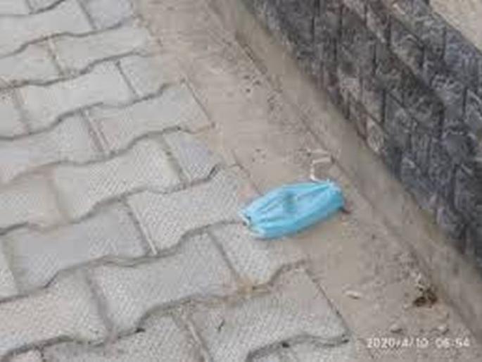 Dangers to animals due to 'masks' throw on road | वापरलेल्या ‘मास्क’मुळे पशुंना धोका! Dangers to animals due to 'masks' throw on road | वापरलेल्या ‘मास्क’मुळे पशुंना धोका!