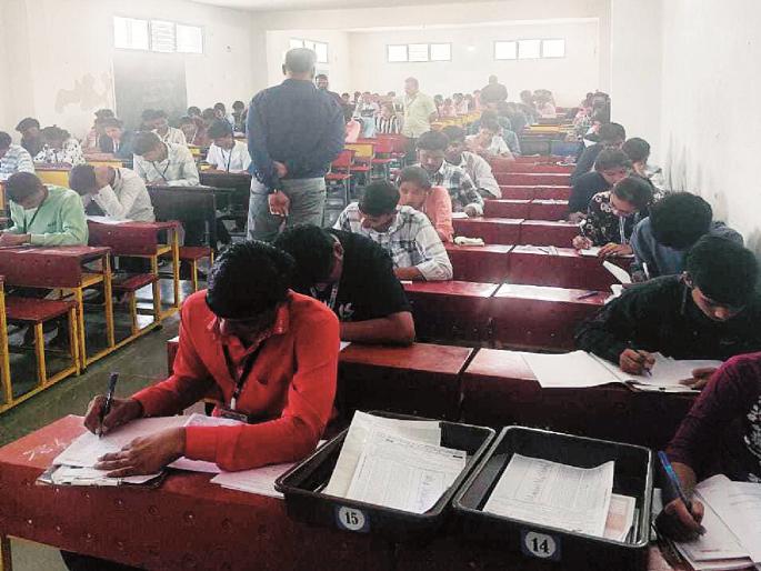 The tehsildar came, the door did not open for 15 minutes; Inside, 124 students in a single hall, the center director clarify | तहसीलदार आले, केंद्राचा १५ मिनिटे दरवाजाच उघडला नाही; आत एकाच हॉलमध्ये १२४ विद्यार्थी The tehsildar came, the door did not open for 15 minutes; Inside, 124 students in a single hall, the center director clarify | तहसीलदार आले, केंद्राचा १५ मिनिटे दरवाजाच उघडला नाही; आत एकाच हॉलमध्ये १२४ विद्यार्थी