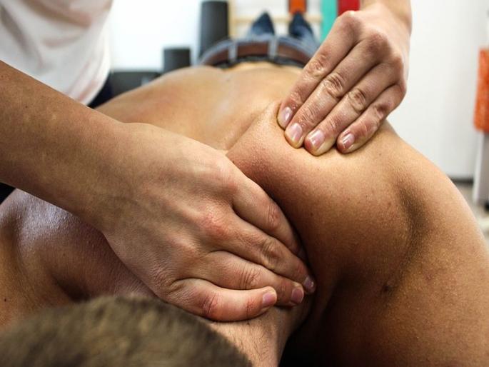 getting neck massage from barber proved fatal suffered paralysis | धोकादायक मसाज! सलूनमध्ये मसाज करायला गेला आणि मानेला लकवा मारला getting neck massage from barber proved fatal suffered paralysis | धोकादायक मसाज! सलूनमध्ये मसाज करायला गेला आणि मानेला लकवा मारला