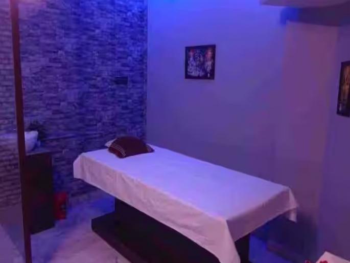 Prostitution business under the name of Ayurvedic massage center 2 release of woman; Manager arrested | आयुर्वेदिक मसाज सेंटरच्या नावाखाली वेश्या व्यवसाय; २ महिलेची सुटका; मॅनेजरला अटक Prostitution business under the name of Ayurvedic massage center 2 release of woman; Manager arrested | आयुर्वेदिक मसाज सेंटरच्या नावाखाली वेश्या व्यवसाय; २ महिलेची सुटका; मॅनेजरला अटक