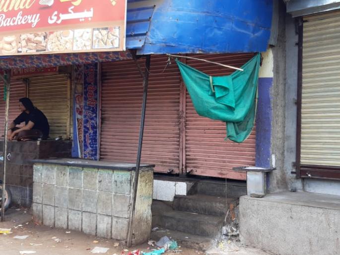 Death of two workers; The mournful atmosphere at the Khamgaon | दोन कामगारांचा मृत्यू; खामगावातील मस्तान चौकात शोकाकूल वातावरण Death of two workers; The mournful atmosphere at the Khamgaon | दोन कामगारांचा मृत्यू; खामगावातील मस्तान चौकात शोकाकूल वातावरण