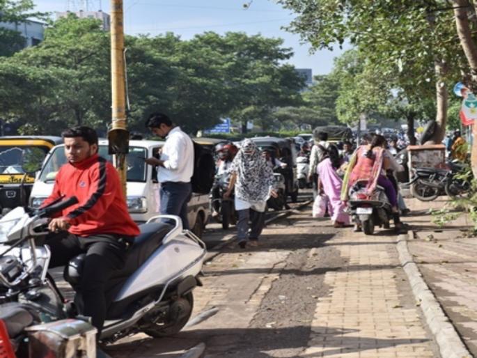 Paving driving leads to problematic: Walking on the foothpath becomes difficult | पेव्हिंग ड्रायव्हिंग ठरतेय डोकेदुखी : फुटपाथवरुन चालणे झाले अवघड  Paving driving leads to problematic: Walking on the foothpath becomes difficult | पेव्हिंग ड्रायव्हिंग ठरतेय डोकेदुखी : फुटपाथवरुन चालणे झाले अवघड