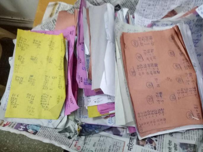 Parthabida sticks on the stairs | पेठबीडमध्ये मटका अड्ड्यांवर धाडी