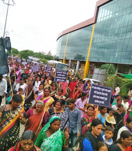 Matang Samaj's Prohibition of Opposition in Solapur | अन्याय व अत्याचाराच्या विरोधात सोलापूरात मातंग समाजाचा निषेध मुकमोर्चा