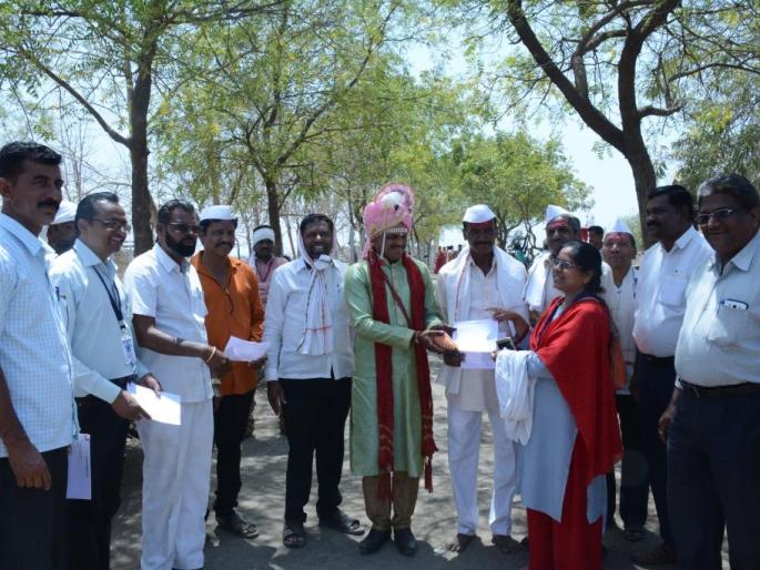 With Groom, marriage party said, 'Will vote!' | नवरदेवासह वऱ्हाडी म्हणाले, ‘ मतदान करणारच’! With Groom, marriage party said, 'Will vote!' | नवरदेवासह वऱ्हाडी म्हणाले, ‘ मतदान करणारच’!