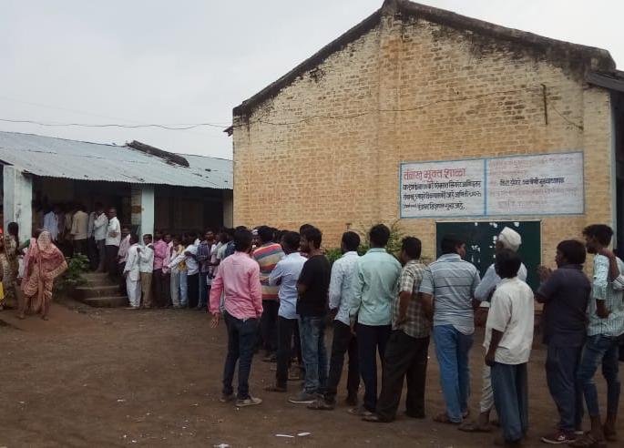 Up to 5 pm average 55 percent of the vote in West Warhada | Maharashtra Assembly Election 2019 : पश्चिम वऱ्हाडात ५ वाजतापर्यंत सरासरी ५५ टक्के मतदान! Up to 5 pm average 55 percent of the vote in West Warhada | Maharashtra Assembly Election 2019 : पश्चिम वऱ्हाडात ५ वाजतापर्यंत सरासरी ५५ टक्के मतदान!