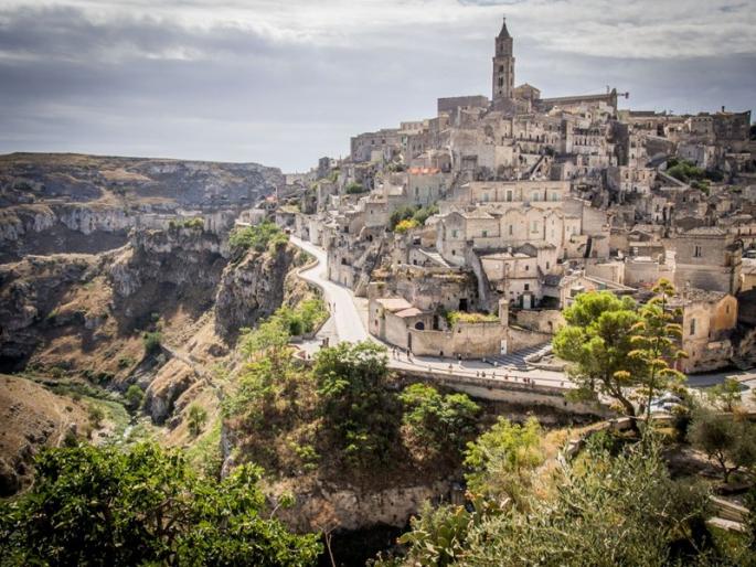 Italy city of shame matera becomes europe pride | 'सिटी ऑफ शेम'म्हणून ओळखलं जाणारं 'हे' शहर बनलं युरोपची सांस्कृतिक राजधानी! Italy city of shame matera becomes europe pride | 'सिटी ऑफ शेम'म्हणून ओळखलं जाणारं 'हे' शहर बनलं युरोपची सांस्कृतिक राजधानी!