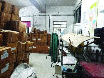 Maiden ward gota Godown; There is still no proof of ammunition | प्रसूती वॉर्ड झाले गोडाउन; दुुरुस्तीचा अद्यापही पत्ताच नाही Maiden ward gota Godown; There is still no proof of ammunition | प्रसूती वॉर्ड झाले गोडाउन; दुुरुस्तीचा अद्यापही पत्ताच नाही