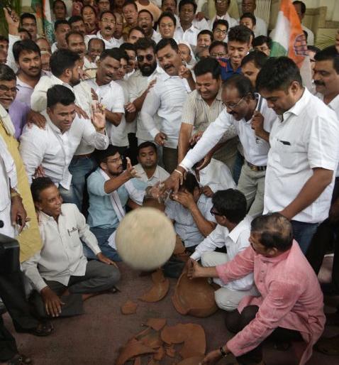 Congress attacks on Nagpur municipal corporation ! | काँग्रेसचा नागपूर मनपावर हल्लाबोल !