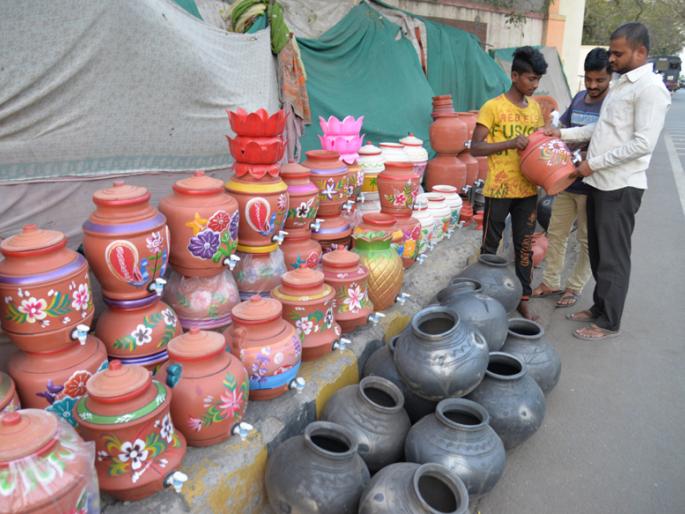 The 'freeze' of the poor is eating away this time; High demand for ceramic soil | गरिबांचा ‘फ्रीज’ ही यंदा खातोय भाव; चिनी मातीच्या माठाला अधिक मागणी The 'freeze' of the poor is eating away this time; High demand for ceramic soil | गरिबांचा ‘फ्रीज’ ही यंदा खातोय भाव; चिनी मातीच्या माठाला अधिक मागणी
