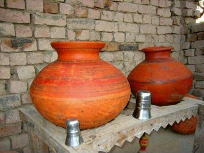 A field full of water will build a knot of happiness and prosperity; See what Vastushastra says! | पाण्याचा भरलेला माठ बांधेल सुख समृद्धीची गाठ; वास्तुशास्त्र काय सांगते पहा! A field full of water will build a knot of happiness and prosperity; See what Vastushastra says! | पाण्याचा भरलेला माठ बांधेल सुख समृद्धीची गाठ; वास्तुशास्त्र काय सांगते पहा!