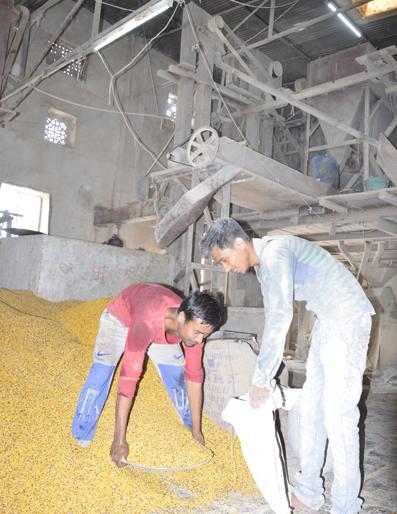 Often, people from Kashmiri people are picking up in Solapur | काश्मिरातली देखणी माणसं सोलापुरात उचलतात ओझं Often, people from Kashmiri people are picking up in Solapur | काश्मिरातली देखणी माणसं सोलापुरात उचलतात ओझं