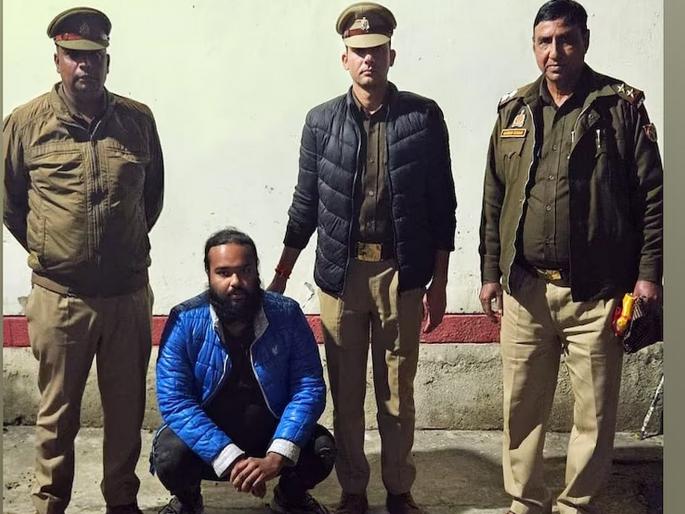 He used to come on a scooty and beat up women and the elderly, he was caught by the police. | स्कूटीवरून यायचा अन् महिला, वृद्धांवर फटका मारून जायचा, असा सापडला पोलिसांच्या जाळ्यात He used to come on a scooty and beat up women and the elderly, he was caught by the police. | स्कूटीवरून यायचा अन् महिला, वृद्धांवर फटका मारून जायचा, असा सापडला पोलिसांच्या जाळ्यात
