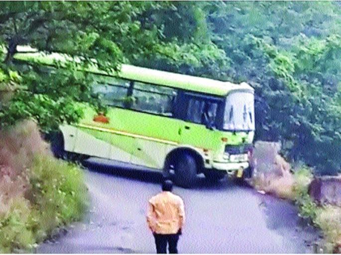 Safety of the minibus in Matheran rocks | माथेरानमध्ये मिनीबसची सुरक्षा कठड्याला धडक Safety of the minibus in Matheran rocks | माथेरानमध्ये मिनीबसची सुरक्षा कठड्याला धडक