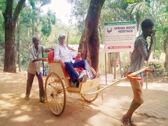 CoronaVirus: Hunger of handcart drivers in Matheran | CoronaVirus: माथेरानमधील हातरिक्षा चालकांची उपासमार CoronaVirus: Hunger of handcart drivers in Matheran | CoronaVirus: माथेरानमधील हातरिक्षा चालकांची उपासमार