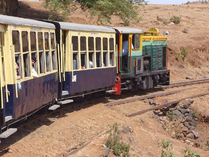 Matheran's toy train, a tourist favourite, set a revenue record, raking in 1 crore | पर्यटकांच्या लाडक्या माथेरानच्या टॉय ट्रेनने नोंदवला महसुलाचा विक्रम, १ कोटीची कमाई Matheran's toy train, a tourist favourite, set a revenue record, raking in 1 crore | पर्यटकांच्या लाडक्या माथेरानच्या टॉय ट्रेनने नोंदवला महसुलाचा विक्रम, १ कोटीची कमाई