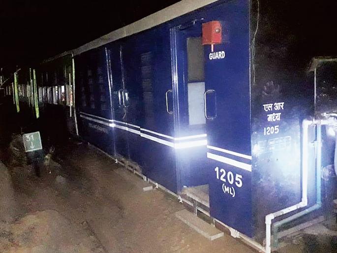 Due to the engine collapse, the queen of Matheran will spend the night on the nerogge | इंजिन घसरल्याने माथेरानची राणी रात्रभर नॅरोगेजवर Due to the engine collapse, the queen of Matheran will spend the night on the nerogge | इंजिन घसरल्याने माथेरानची राणी रात्रभर नॅरोगेजवर