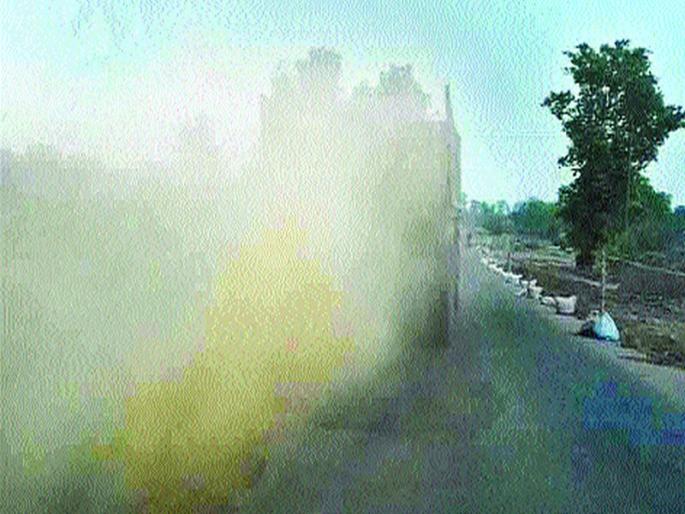 Dust troubles on the highway | महामार्गावर धुळीचा त्रास Dust troubles on the highway | महामार्गावर धुळीचा त्रास