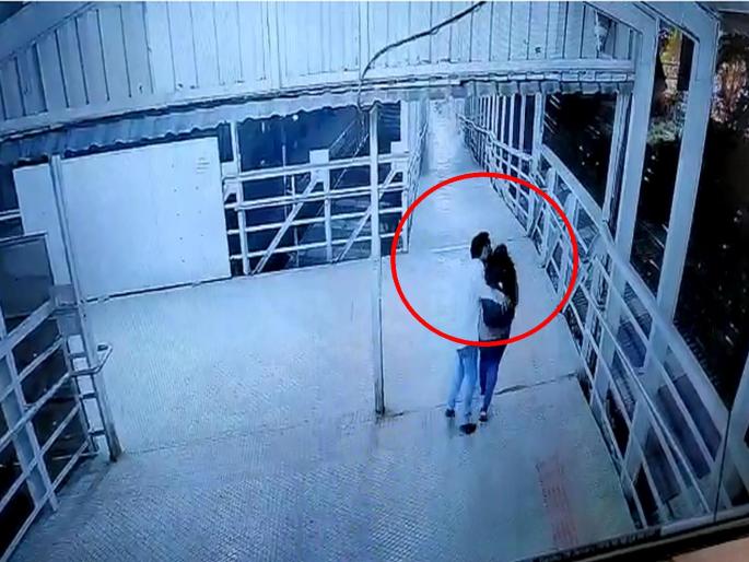 The pervert reaches a lonely young woman on a railway bridge and Kissed | किळसवाणे! विकृताने रेल्वे पुलावर एकट्या तरुणीला गाठले; चुंबन घेतले The pervert reaches a lonely young woman on a railway bridge and Kissed | किळसवाणे! विकृताने रेल्वे पुलावर एकट्या तरुणीला गाठले; चुंबन घेतले