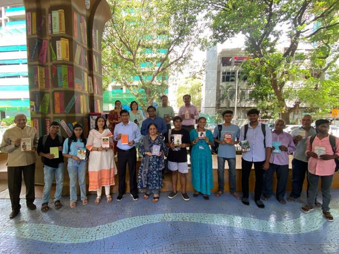in mumbai cultivate the hobby of reading now in a scenic environment open library at nanalal d mehta udyan in matunga | आता निसर्गरम्य वातावरणात जोपासा वाचनाचा छंद; माटुंग्यात मुक्त ग्रंथालयाचा प्रयोग in mumbai cultivate the hobby of reading now in a scenic environment open library at nanalal d mehta udyan in matunga | आता निसर्गरम्य वातावरणात जोपासा वाचनाचा छंद; माटुंग्यात मुक्त ग्रंथालयाचा प्रयोग