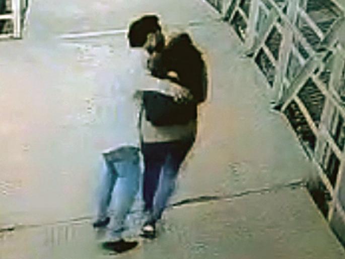 Indecent touch to young women at Matunga Road railway station; Discharge due to malpractice complaint | माटुंगा रोड रेल्वे स्थानकावर तरुणींना अश्लील स्पर्श; विकृताची तक्रारीअभावी सुटका Indecent touch to young women at Matunga Road railway station; Discharge due to malpractice complaint | माटुंगा रोड रेल्वे स्थानकावर तरुणींना अश्लील स्पर्श; विकृताची तक्रारीअभावी सुटका