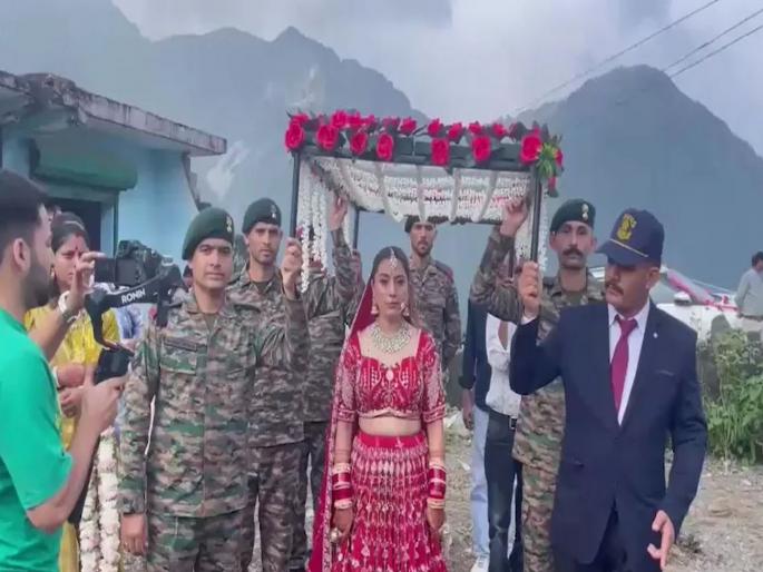 Army personnel arrive at the wedding of martyred soldier sister in Himachal Pradesh | हृदयस्पर्शी! भावाची उणीव भासू नये म्हणून शहीद जवानाच्या बहिणीच्या लग्नात पोहचलं बटालियन