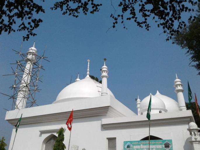 Maulana Baba's Urus; Preparation to conquer the swamp | मौलानाबाबा यांचा उरूस; कसबे सुकेणे दर्ग्यावर जय्यत तयारी