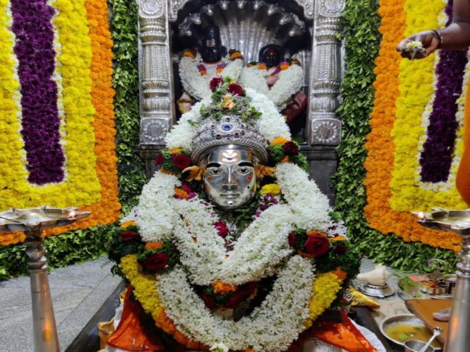 Attractive flower decoration in the temple of Sant Dnyaneshwar on the occasion of last Shravani Monday at Alandi | आळंदीत श्रावणी सोमवारनिमित्त माऊलींच्या मंदिरात फुलांची आकर्षक सजावट 
