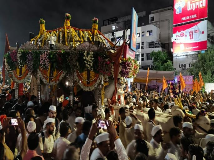 The palkhi of Sant Shreshtha Dnyaneshwar Maharaj arrives in Pune | माऊली माऊली...! संतश्रेष्ठ ज्ञानेश्वर महाराजांच्या पालखीचे पुण्यनगरीत आगमन, टाळ - मृदंगाचा गजर अन् माऊलींचा जयघोष The palkhi of Sant Shreshtha Dnyaneshwar Maharaj arrives in Pune | माऊली माऊली...! संतश्रेष्ठ ज्ञानेश्वर महाराजांच्या पालखीचे पुण्यनगरीत आगमन, टाळ - मृदंगाचा गजर अन् माऊलींचा जयघोष