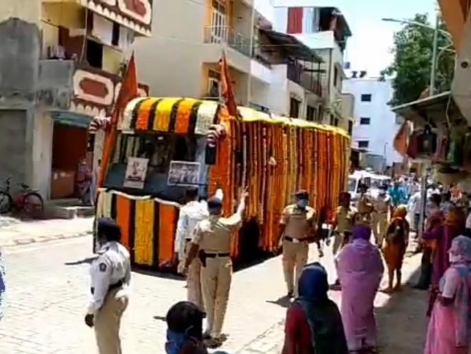 Ashadi Ekadashi : sant dnyaneshwar Mauli's palkhi are going to Pandharpur for visit Vithuraya | आषाढी एकादशी :आकर्षक सजावट केलेल्या बसमधून माऊलींच्या पादुकांचे विठूरायाच्या भेटीसाठी पंढरीकडे प्रस्थान Ashadi Ekadashi : sant dnyaneshwar Mauli's palkhi are going to Pandharpur for visit Vithuraya | आषाढी एकादशी :आकर्षक सजावट केलेल्या बसमधून माऊलींच्या पादुकांचे विठूरायाच्या भेटीसाठी पंढरीकडे प्रस्थान