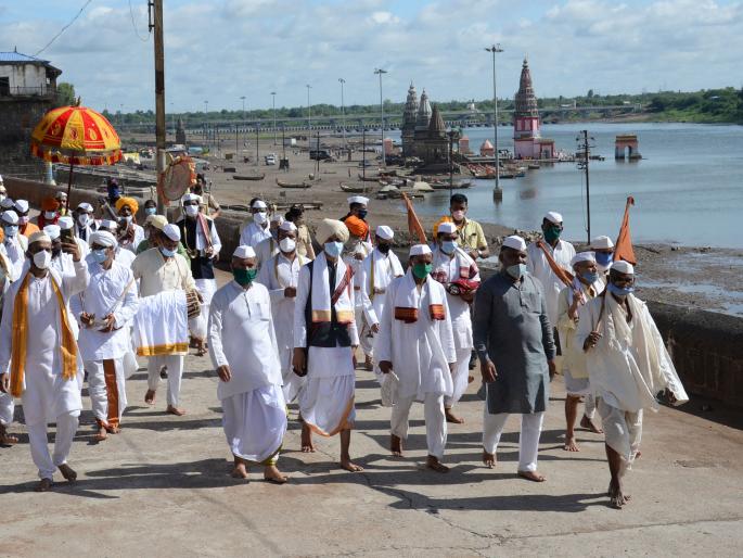 Vithuraya, let Corona be banished forever! Let the experience of the crowd of lakhs of Wari come again .. | पाहवेना डोळा.. वारीचा असाही अनुभव... Vithuraya, let Corona be banished forever! Let the experience of the crowd of lakhs of Wari come again .. | पाहवेना डोळा.. वारीचा असाही अनुभव...