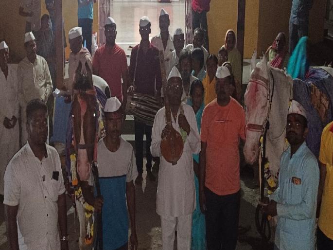 Welcome to Mauli palanquin horses in Bharatgaonwadi, crowd of devotees for darshan | भरतगाववाडीत माऊलींच्या पालखीच्या मानाच्या अश्वांचे स्वागत, दर्शनासाठी भाविकांची गर्दी Welcome to Mauli palanquin horses in Bharatgaonwadi, crowd of devotees for darshan | भरतगाववाडीत माऊलींच्या पालखीच्या मानाच्या अश्वांचे स्वागत, दर्शनासाठी भाविकांची गर्दी