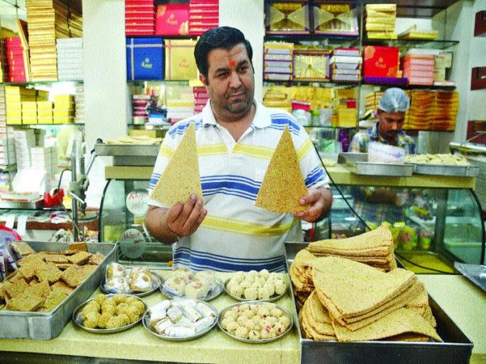 Makar Sankranti 2018: Dry Frutts, Troubleshooting, Dry Khobo Spray Use | Makar Sankranti 2018 : ड्रायफ्रुट्स, टुटीफ्रुटी, सुक्या खोब-याचा लाडवांत वापर