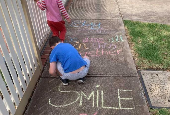 coronavirus: The chalk-painting by Max on the road in australia | coronavirus : कोरोनाच्या कंटाळ्यात मॅक्सने रस्त्यावर काढली खडू-चित्रं coronavirus: The chalk-painting by Max on the road in australia | coronavirus : कोरोनाच्या कंटाळ्यात मॅक्सने रस्त्यावर काढली खडू-चित्रं