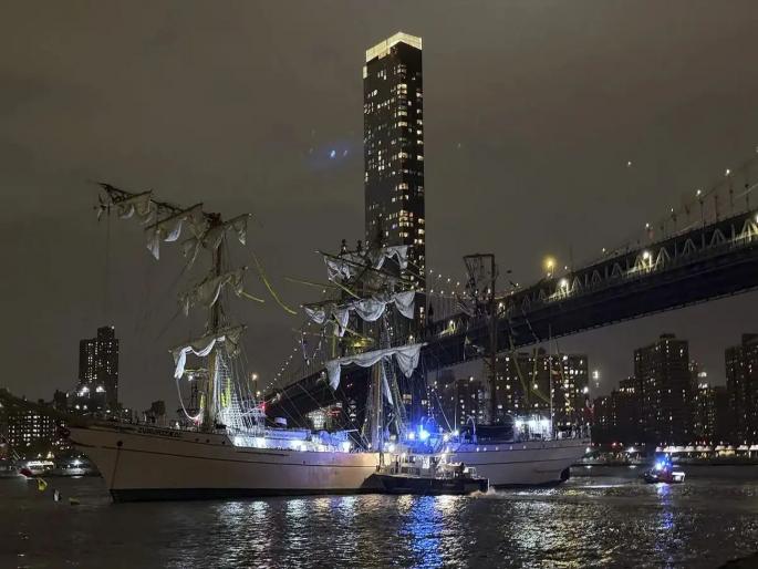 Mexican Navy ship carrying 277 passengers crashes into New York's Brooklyn Bridge | २७७ प्रवाशांना घेऊन जाणारे मॅक्सिकन नौदलाचे जहाज न्यूयॉर्कच्या ब्रुकलिन ब्रीजला धडकले