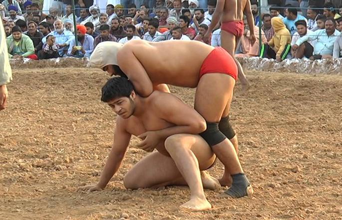 Solapuri Shaddu; Workers' hard work in the akhada | सोलापुरी शड्डू ; महागड्या जिममुळे कामगारांच्या मुलांची मेहनत आखाड्यात 