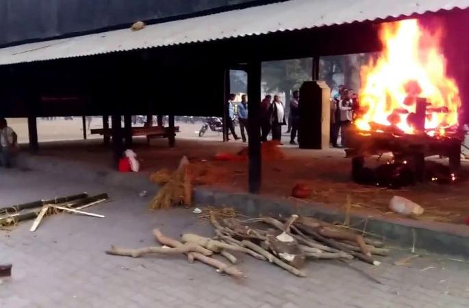 Difficulties in funeral if wood is not available | लाकडाचा सहा महिन्यांचा साठा दोन महिन्यांत संपला