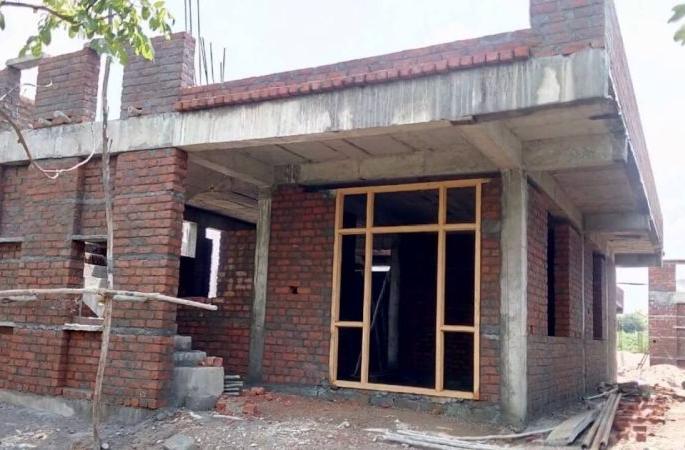 The work of the houses stopped as the laborers went to the village | परप्रांतीय मजूर गावी गेल्याने घरकुलांचे काम ठप्प