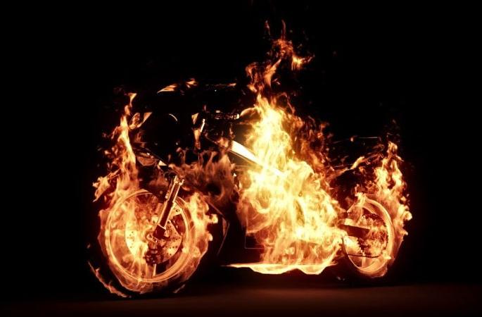 Strange story of a strange thief .. As it was getting cold, a bike worth Rs | अजब चोरट्याची गजब कहानी.. थंडी वाजते म्हणून चक्क पेटवून दिली दीड लाखांची बाईक