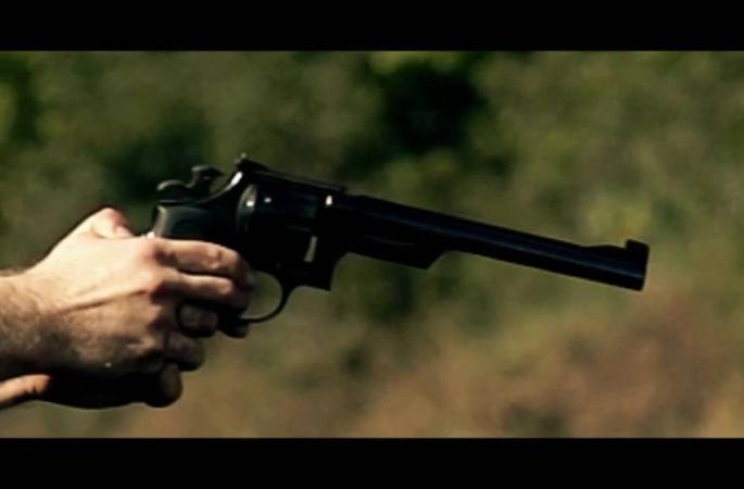 Retired CRPF trooper fires over cigarette dispute | सिगारेटवरील वादातून निवृत्त सीआरपीएफ जवानाकडून ‘फायरिंग’ Retired CRPF trooper fires over cigarette dispute | सिगारेटवरील वादातून निवृत्त सीआरपीएफ जवानाकडून ‘फायरिंग’