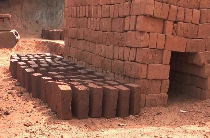 The price of clay bricks has doubled in five years; Increased effect of coal, fuel on bricks | मातीच्या विटांची पाच वर्षात किंमत दुप्पट; कोळसा, इंधन वाढल्याचा विटांवर परिणाम The price of clay bricks has doubled in five years; Increased effect of coal, fuel on bricks | मातीच्या विटांची पाच वर्षात किंमत दुप्पट; कोळसा, इंधन वाढल्याचा विटांवर परिणाम